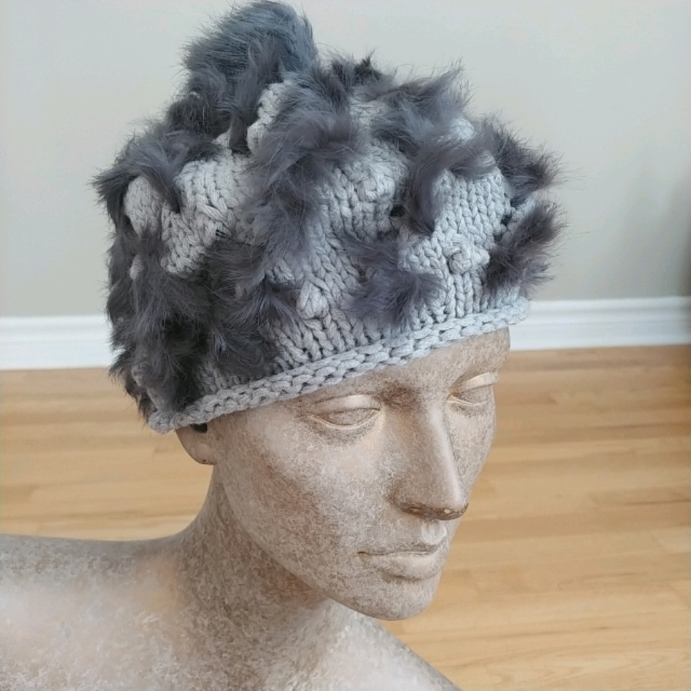 Gray Knit beret with fur detail & pom. NWT